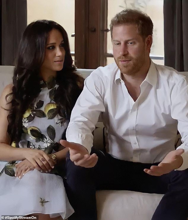 Nhà Sussex lần đầu xuất hiện sau khi chính thức rời khỏi hoàng gia, sắc mặt của Meghan Markle với chồng khác nhau 'một trời một vực' Nhà Sussex lần đầu xuất hiện sau khi chính thức rời khỏi hoàng gia, sắc mặt của Meghan Markle với chồng khác nhau 'một trời một vực'