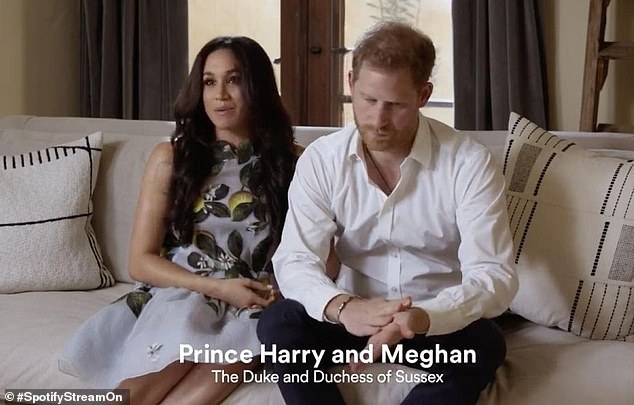 Nhà Sussex lần đầu xuất hiện sau khi chính thức rời khỏi hoàng gia, sắc mặt của Meghan Markle với chồng khác nhau 'một trời một vực' - 1 Nhà Sussex lần đầu xuất hiện sau khi chính thức rời khỏi hoàng gia, sắc mặt của Meghan Markle với chồng khác nhau 'một trời một vực' - 1