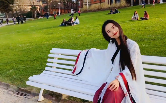 'Tiên nữ hạ phàm' đánh đàn trên bờ biển, đường phố khiến người dân kinh ngạc là ai? - 3 'Tiên nữ hạ phàm' đánh đàn trên bờ biển, đường phố khiến người dân kinh ngạc là ai? - 3