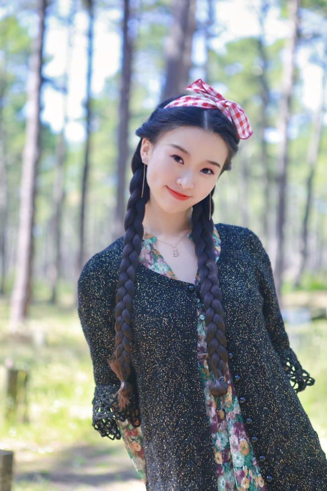 'Tiên nữ hạ phàm' đánh đàn trên bờ biển, đường phố khiến người dân kinh ngạc là ai? - 4 'Tiên nữ hạ phàm' đánh đàn trên bờ biển, đường phố khiến người dân kinh ngạc là ai? - 4