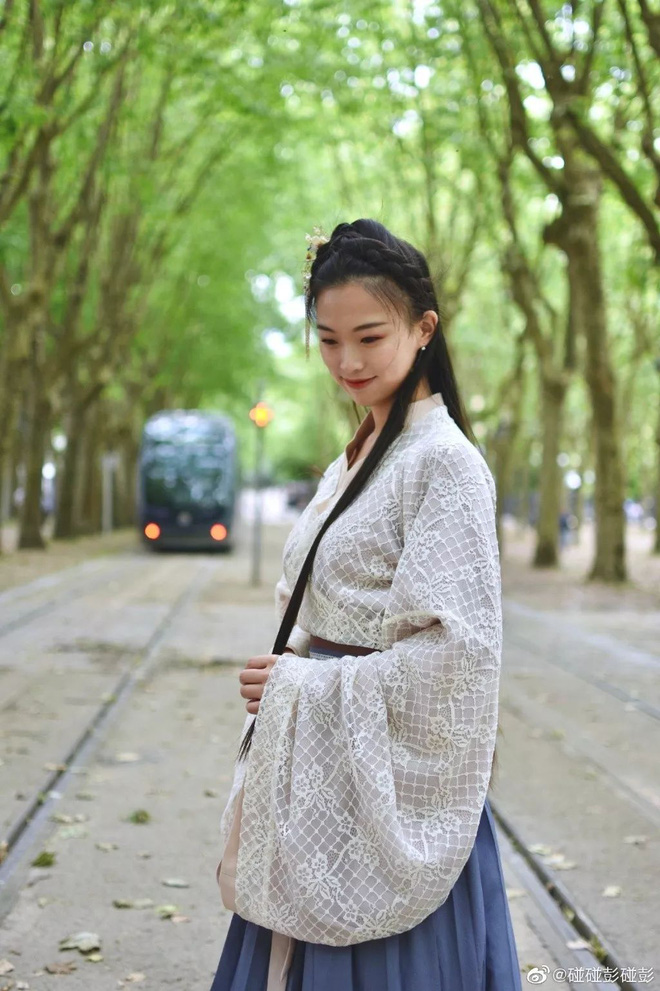 'Tiên nữ hạ phàm' đánh đàn trên bờ biển, đường phố khiến người dân kinh ngạc là ai? - 6 'Tiên nữ hạ phàm' đánh đàn trên bờ biển, đường phố khiến người dân kinh ngạc là ai? - 6