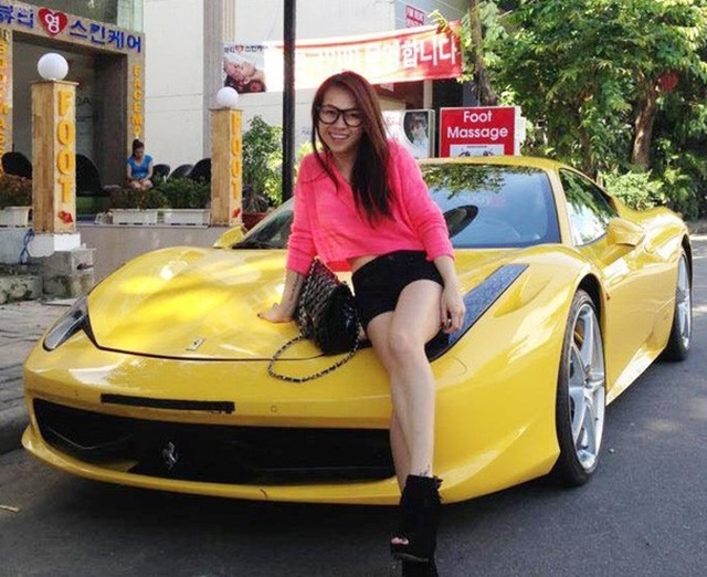 Chân dung 'bà cả' bị Minh Nhựa đệ đơn ly hôn, yêu cầu toà 'tuyên bố mất tích': Xinh đẹp, mê tốc độ, tay chơi siêu xe đình đám, kinh doanh mát tay - 1 Chân dung 'bà cả' bị Minh Nhựa đệ đơn ly hôn, yêu cầu toà 'tuyên bố mất tích': Xinh đẹp, mê tốc độ, tay chơi siêu xe đình đám, kinh doanh mát tay - 1