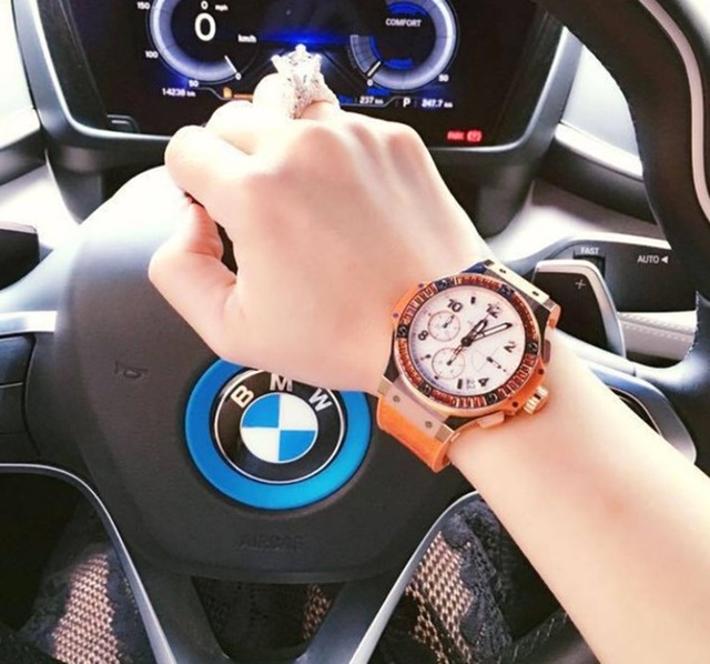 Chân dung 'bà cả' bị Minh Nhựa đệ đơn ly hôn, yêu cầu toà 'tuyên bố mất tích': Xinh đẹp, mê tốc độ, tay chơi siêu xe đình đám, kinh doanh mát tay - 2 Chân dung 'bà cả' bị Minh Nhựa đệ đơn ly hôn, yêu cầu toà 'tuyên bố mất tích': Xinh đẹp, mê tốc độ, tay chơi siêu xe đình đám, kinh doanh mát tay - 2