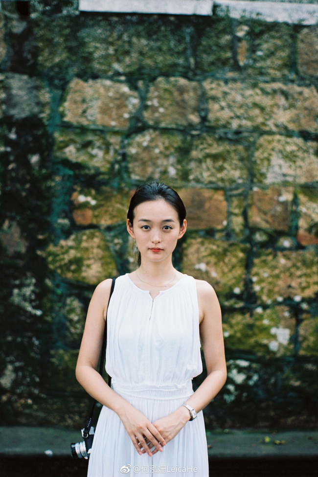 'Tiểu Triệu Lệ Dĩnh' bị tung ảnh hẹn hò ngay đầu năm mới: Nắm tay nhau vào khách sạn, nam chính gây bão vì quá đẹp trai - 9 'Tiểu Triệu Lệ Dĩnh' bị tung ảnh hẹn hò ngay đầu năm mới: Nắm tay nhau vào khách sạn, nam chính gây bão vì quá đẹp trai - 9