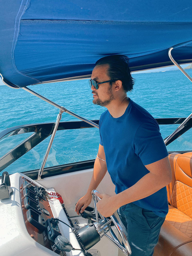Hiện tượng dao kéo Việt khoe cận mặt chồng đại gia, hơn vợ 15 tuổi nhưng vẫn phong độ ngời ngời - 4 Hiện tượng dao kéo Việt khoe cận mặt chồng đại gia, hơn vợ 15 tuổi nhưng vẫn phong độ ngời ngời - 4