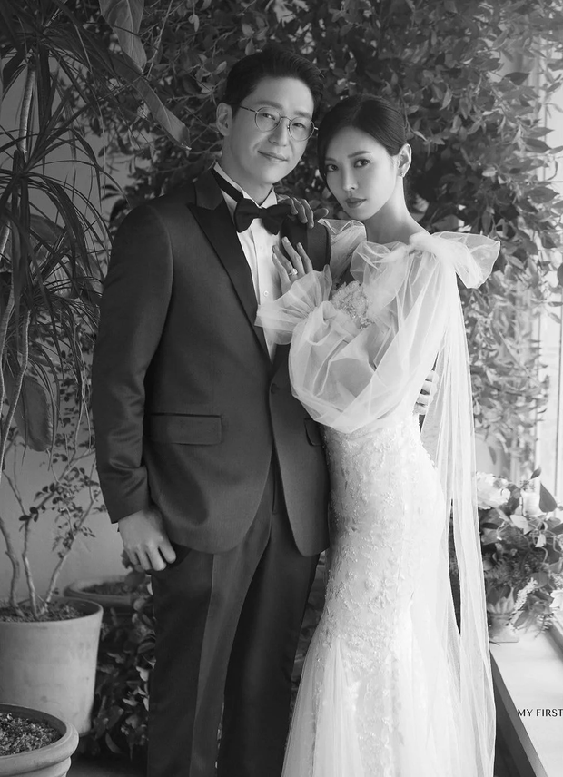 Couple hot nhất Penthouse tung ảnh cưới: Không phải màn khóa môi, body tuyệt mỹ của 'ác nữ' Kim So Yeon mới là tâm điểm - 4 Couple hot nhất Penthouse tung ảnh cưới: Không phải màn khóa môi, body tuyệt mỹ của 'ác nữ' Kim So Yeon mới là tâm điểm - 4