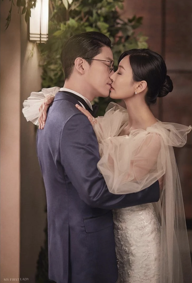 Couple hot nhất Penthouse tung ảnh cưới: Không phải màn khóa môi, body tuyệt mỹ của 'ác nữ' Kim So Yeon mới là tâm điểm - 1 Couple hot nhất Penthouse tung ảnh cưới: Không phải màn khóa môi, body tuyệt mỹ của 'ác nữ' Kim So Yeon mới là tâm điểm - 1