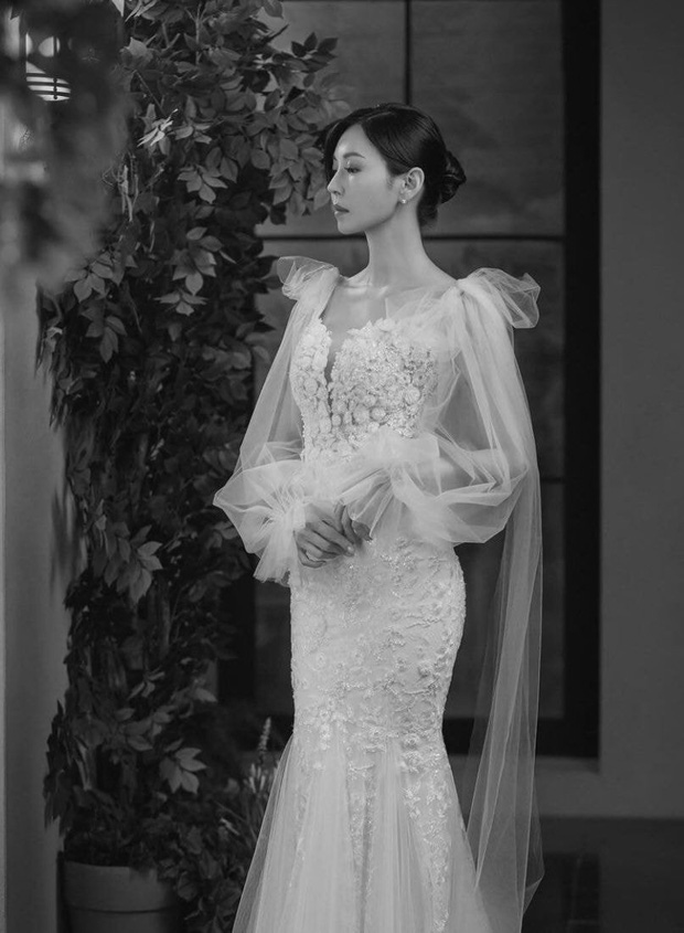 Couple hot nhất Penthouse tung ảnh cưới: Không phải màn khóa môi, body tuyệt mỹ của 'ác nữ' Kim So Yeon mới là tâm điểm - 5 Couple hot nhất Penthouse tung ảnh cưới: Không phải màn khóa môi, body tuyệt mỹ của 'ác nữ' Kim So Yeon mới là tâm điểm - 5