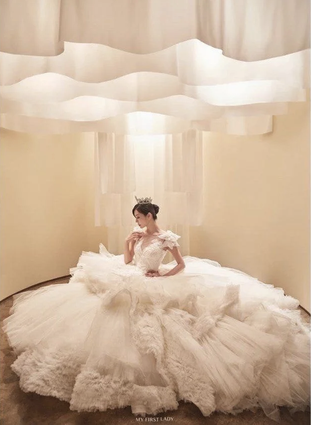 Couple hot nhất Penthouse tung ảnh cưới: Không phải màn khóa môi, body tuyệt mỹ của 'ác nữ' Kim So Yeon mới là tâm điểm - 7 Couple hot nhất Penthouse tung ảnh cưới: Không phải màn khóa môi, body tuyệt mỹ của 'ác nữ' Kim So Yeon mới là tâm điểm - 7