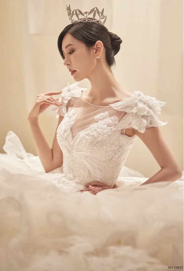 Couple hot nhất Penthouse tung ảnh cưới: Không phải màn khóa môi, body tuyệt mỹ của 'ác nữ' Kim So Yeon mới là tâm điểm - 8 Couple hot nhất Penthouse tung ảnh cưới: Không phải màn khóa môi, body tuyệt mỹ của 'ác nữ' Kim So Yeon mới là tâm điểm - 8