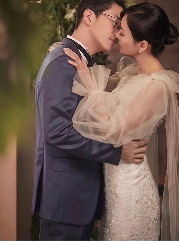 Couple hot nhất Penthouse tung ảnh cưới: Không phải màn khóa môi, body tuyệt mỹ của 'ác nữ' Kim So Yeon mới là tâm điểm Couple hot nhất Penthouse tung ảnh cưới: Không phải màn khóa môi, body tuyệt mỹ của 'ác nữ' Kim So Yeon mới là tâm điểm