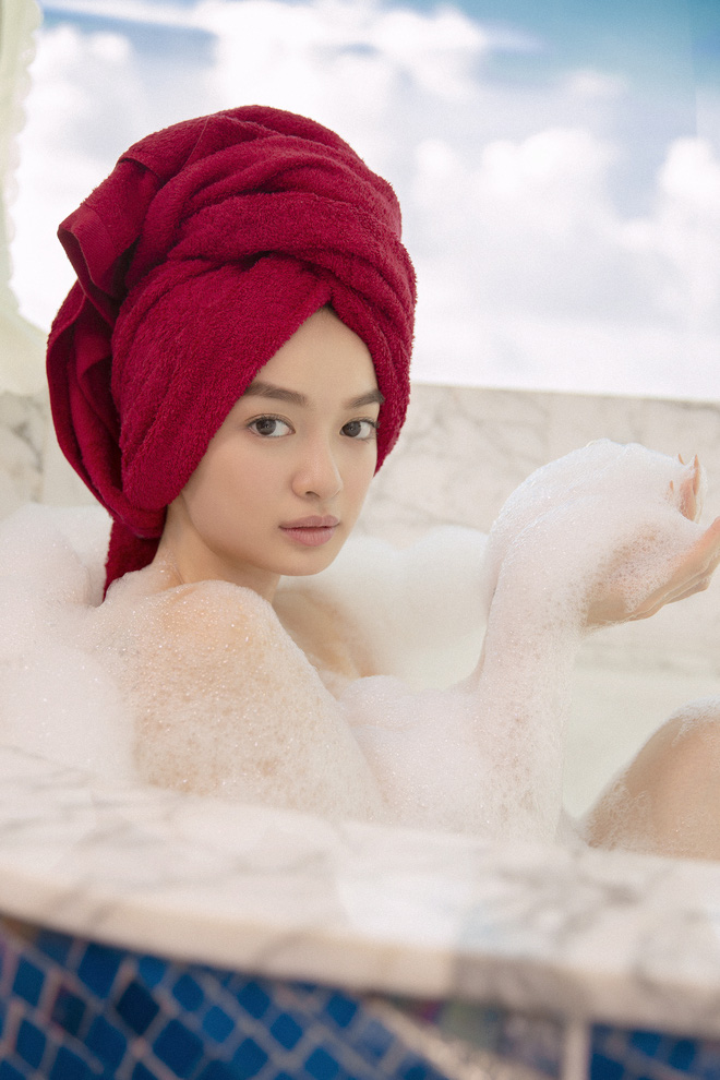 5 cảnh nóng nhức mắt của Kaity Nguyễn ở Gái Già Lắm Chiêu V: Hết đè ngửa đòi hôn đến lột sạch bạn diễn - 2 5 cảnh nóng nhức mắt của Kaity Nguyễn ở Gái Già Lắm Chiêu V: Hết đè ngửa đòi hôn đến lột sạch bạn diễn - 2