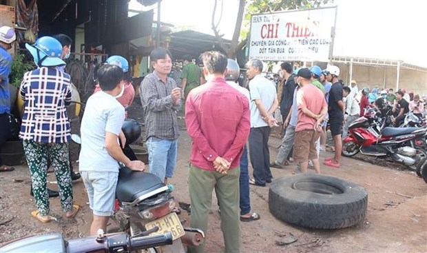 Đang sửa xe, chủ garage bị lốp ô tô rơi trúng đầu tử vong Đang sửa xe, chủ garage bị lốp ô tô rơi trúng đầu tử vong
