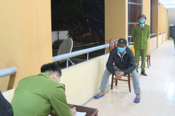 Truy vết liên quan đến Covid-19, phát hiện người đàn ông bị truy nã lẩn trốn 16 năm Truy vết liên quan đến Covid-19, phát hiện người đàn ông bị truy nã lẩn trốn 16 năm