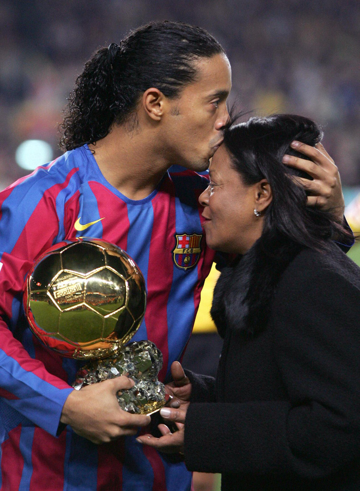 Quá suy sụp, Ronaldinho không thể dự đám tang mẹ - 1 Quá suy sụp, Ronaldinho không thể dự đám tang mẹ - 1