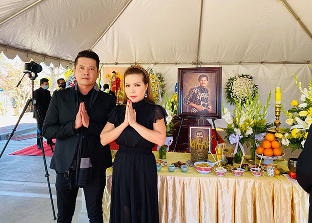 Tang lễ ca sĩ Quốc Anh qua đời tại Mỹ vì Covid-19: Bà xã cố NS Chí Tài cùng bạn bè bật khóc tiễn biệt người quá cố - 3 Tang lễ ca sĩ Quốc Anh qua đời tại Mỹ vì Covid-19: Bà xã cố NS Chí Tài cùng bạn bè bật khóc tiễn biệt người quá cố - 3