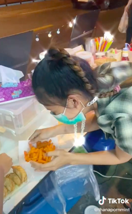 Chuyển từ bán quần áo sang khoai tây chiên, cô gái hút khách nhờ kiểu kinh doanh 'bá đạo' Chuyển từ bán quần áo sang khoai tây chiên, cô gái hút khách nhờ kiểu kinh doanh 'bá đạo'
