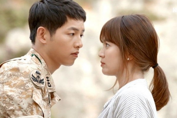 Bộ ảnh Song Joong Ki - Song Hye Kyo hạnh phúc trong 'Hậu duệ mặt trời' hot trở lại sau 5 năm, fan bồi hồi về mối tình không trọn vẹn Bộ ảnh Song Joong Ki - Song Hye Kyo hạnh phúc trong 'Hậu duệ mặt trời' hot trở lại sau 5 năm, fan bồi hồi về mối tình không trọn vẹn