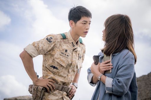 Bộ ảnh Song Joong Ki - Song Hye Kyo hạnh phúc trong 'Hậu duệ mặt trời' hot trở lại sau 5 năm, fan bồi hồi về mối tình không trọn vẹn - 1 Bộ ảnh Song Joong Ki - Song Hye Kyo hạnh phúc trong 'Hậu duệ mặt trời' hot trở lại sau 5 năm, fan bồi hồi về mối tình không trọn vẹn - 1