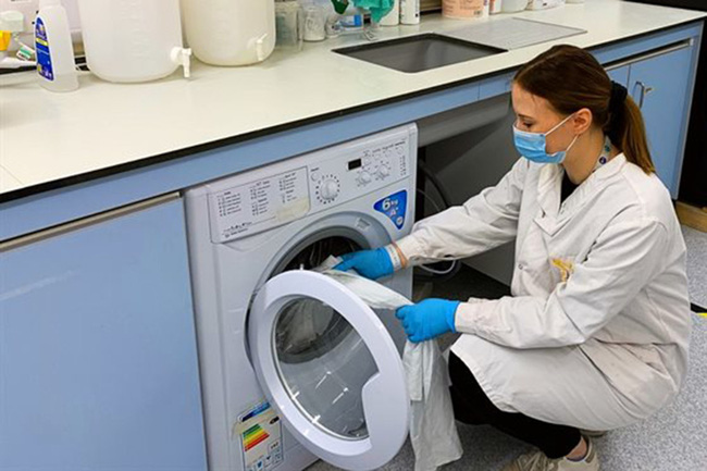 Phát hiện mới: Virus SARS-CoV-2 vẫn 'sống tốt' trên vải, quần áo đến 3 ngày Phát hiện mới: Virus SARS-CoV-2 vẫn 'sống tốt' trên vải, quần áo đến 3 ngày