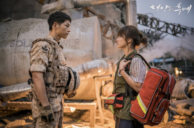 Bộ ảnh Song Joong Ki - Song Hye Kyo hạnh phúc trong 'Hậu duệ mặt trời' hot trở lại sau 5 năm, fan bồi hồi về mối tình không trọn vẹn - 8 Bộ ảnh Song Joong Ki - Song Hye Kyo hạnh phúc trong 'Hậu duệ mặt trời' hot trở lại sau 5 năm, fan bồi hồi về mối tình không trọn vẹn - 8
