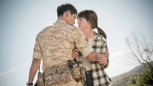 Bộ ảnh Song Joong Ki - Song Hye Kyo hạnh phúc trong 'Hậu duệ mặt trời' hot trở lại sau 5 năm, fan bồi hồi về mối tình không trọn vẹn - 2 Bộ ảnh Song Joong Ki - Song Hye Kyo hạnh phúc trong 'Hậu duệ mặt trời' hot trở lại sau 5 năm, fan bồi hồi về mối tình không trọn vẹn - 2