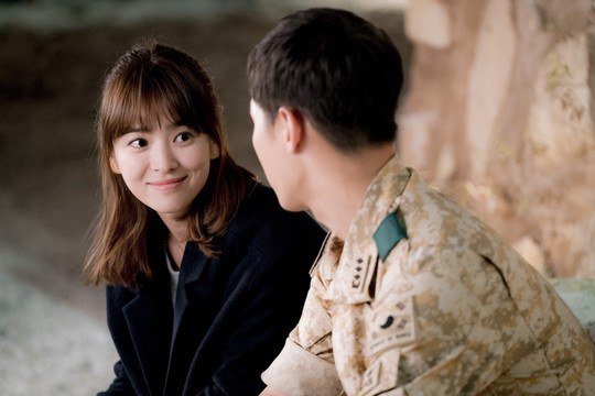 Bộ ảnh Song Joong Ki - Song Hye Kyo hạnh phúc trong 'Hậu duệ mặt trời' hot trở lại sau 5 năm, fan bồi hồi về mối tình không trọn vẹn - 9 Bộ ảnh Song Joong Ki - Song Hye Kyo hạnh phúc trong 'Hậu duệ mặt trời' hot trở lại sau 5 năm, fan bồi hồi về mối tình không trọn vẹn - 9