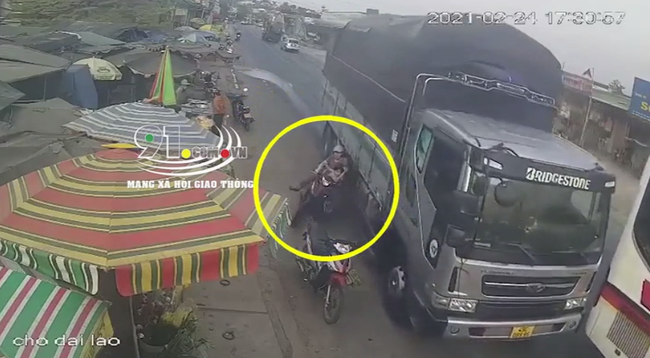 Khoảnh khắc ô tô tải vượt ẩu suýt đẩy 2 mẹ con đi xe máy đến tai nạn kinh hoàng Khoảnh khắc ô tô tải vượt ẩu suýt đẩy 2 mẹ con đi xe máy đến tai nạn kinh hoàng