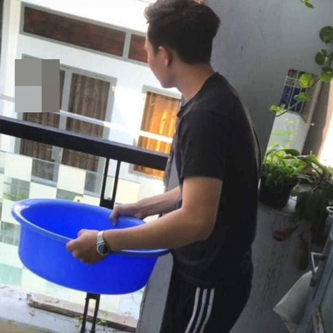 Phẫn nộ với hình ảnh nam thanh niên hắt nguyên chậu nước xuống đầu dàn dâu phụ của đám cưới nhà hàng xóm chỉ vì 'gato' - 1 Phẫn nộ với hình ảnh nam thanh niên hắt nguyên chậu nước xuống đầu dàn dâu phụ của đám cưới nhà hàng xóm chỉ vì 'gato' - 1