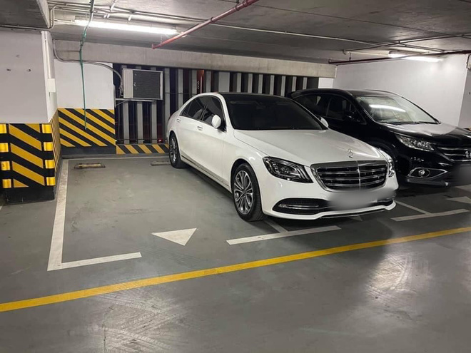 Bực mình với màn đỗ xe ngang ngược, tài xế quyết định cho xe Mercedes tiền tỷ một bài học nhớ đời - 1 Bực mình với màn đỗ xe ngang ngược, tài xế quyết định cho xe Mercedes tiền tỷ một bài học nhớ đời - 1