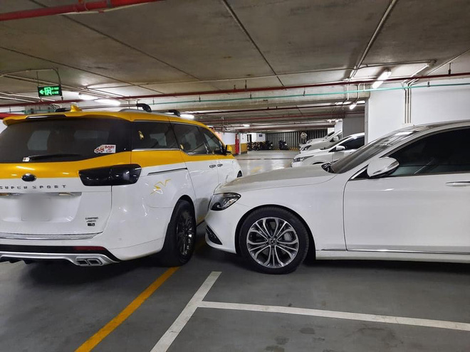Bực mình với màn đỗ xe ngang ngược, tài xế quyết định cho xe Mercedes tiền tỷ một bài học nhớ đời - 3 Bực mình với màn đỗ xe ngang ngược, tài xế quyết định cho xe Mercedes tiền tỷ một bài học nhớ đời - 3