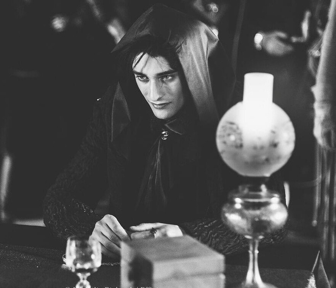 Phim về phản diện Harry Potter gây sốt vì nam chính bùng nổ visual, còn giống 'người dơi' Robert Pattinson như hai giọt nước? - 2 Phim về phản diện Harry Potter gây sốt vì nam chính bùng nổ visual, còn giống 'người dơi' Robert Pattinson như hai giọt nước? - 2