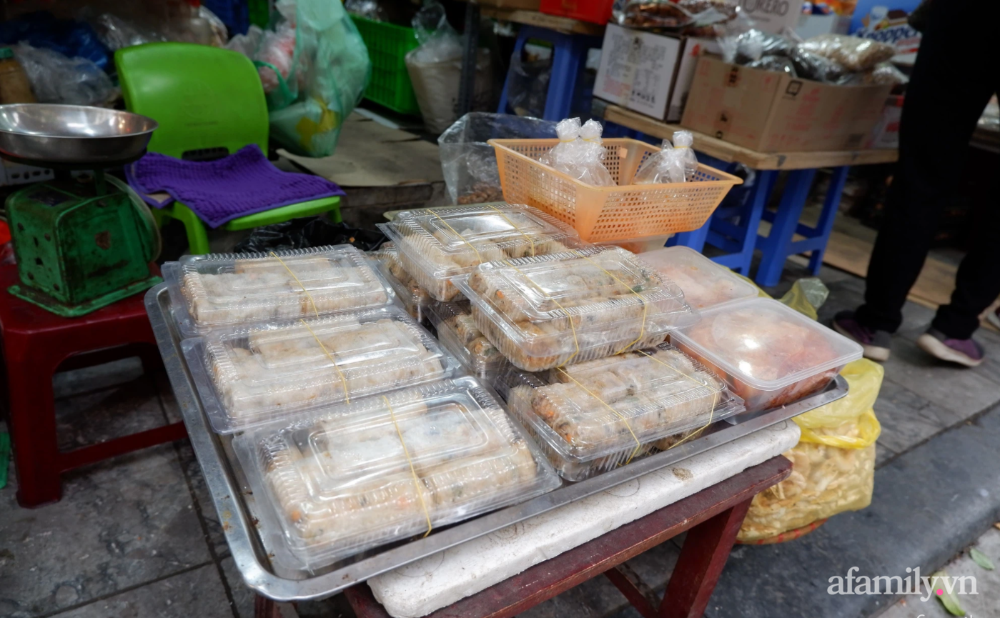 Hoa tươi cúng Rằm tháng Giêng 'rẻ chưa từng thấy', gà cúng và các thực phẩm khác tại chợ dân sinh ít biến động - 9 Hoa tươi cúng Rằm tháng Giêng 'rẻ chưa từng thấy', gà cúng và các thực phẩm khác tại chợ dân sinh ít biến động - 9