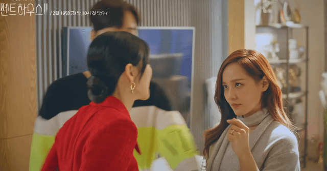 6 điều điên rồ nhất trong 2 tập đầu 'Penthouse 2': Cheon Seo Jin 'cắm sừng' Joo Dan Tae, ngủ với chồng cũ - 18 6 điều điên rồ nhất trong 2 tập đầu 'Penthouse 2': Cheon Seo Jin 'cắm sừng' Joo Dan Tae, ngủ với chồng cũ - 18