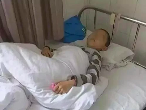 Cậu bé 7 tuổi mắc ung thư dạ dày, mẹ ân hận vì quá chiều chuộng mà cho con ăn nhiều món độc hại này Cậu bé 7 tuổi mắc ung thư dạ dày, mẹ ân hận vì quá chiều chuộng mà cho con ăn nhiều món độc hại này