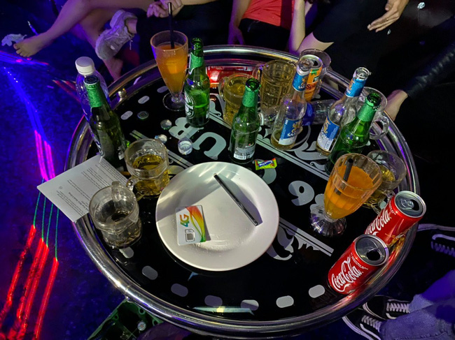 Phát hiện gần 30 người dương tính với chất ma túy trong quán karaoke - 1 Phát hiện gần 30 người dương tính với chất ma túy trong quán karaoke - 1