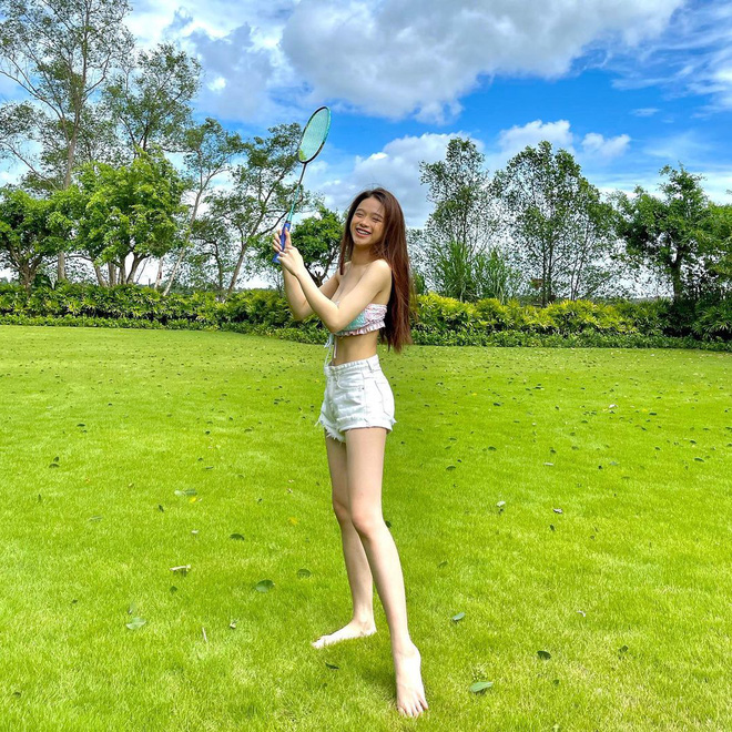 Linh Ka khoe đôi chân dài thẳng tắp 'siêu thực' sau khi giảm 7,5kg khiến dân mạng trầm trồ - 4 Linh Ka khoe đôi chân dài thẳng tắp 'siêu thực' sau khi giảm 7,5kg khiến dân mạng trầm trồ - 4