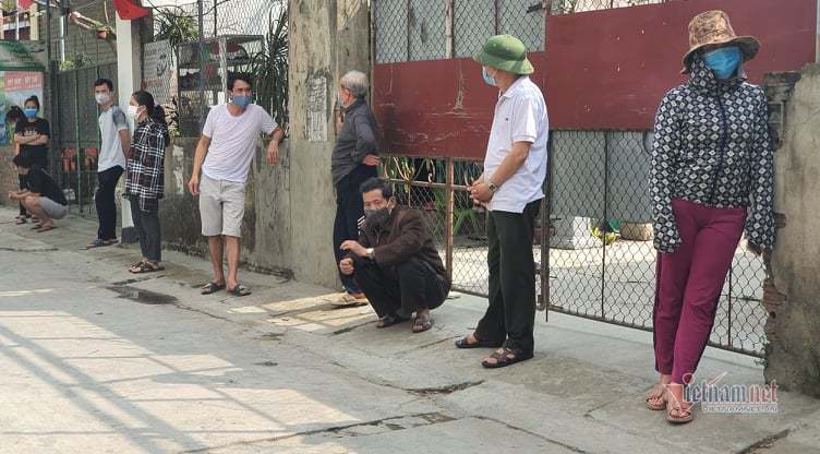 Nghìn người xếp hàng dọc đường làng ở Cẩm Giàng xét nghiệm Covid-19 lần 2 - 14 Nghìn người xếp hàng dọc đường làng ở Cẩm Giàng xét nghiệm Covid-19 lần 2 - 14