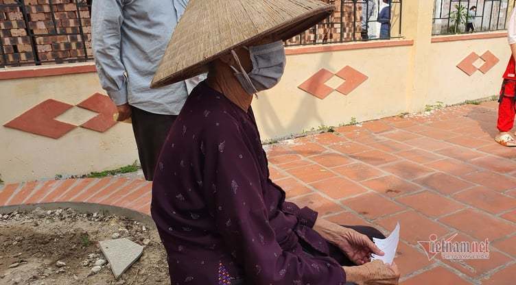 Nghìn người xếp hàng dọc đường làng ở Cẩm Giàng xét nghiệm Covid-19 lần 2 - 6 Nghìn người xếp hàng dọc đường làng ở Cẩm Giàng xét nghiệm Covid-19 lần 2 - 6