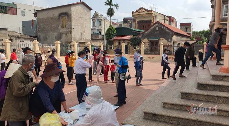Nghìn người xếp hàng dọc đường làng ở Cẩm Giàng xét nghiệm Covid-19 lần 2 - 3 Nghìn người xếp hàng dọc đường làng ở Cẩm Giàng xét nghiệm Covid-19 lần 2 - 3