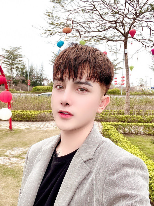 Đi xin việc bị từ chối vì ngoại hình, chàng trai quyết tâm 'đập mặt đi xây lại' - 2 Đi xin việc bị từ chối vì ngoại hình, chàng trai quyết tâm 'đập mặt đi xây lại' - 2