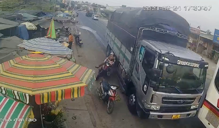 Đề xuất phạt 11 triệu đồng và giam bằng của tài xế lấn làn hất văng 2 người đi xe máy Đề xuất phạt 11 triệu đồng và giam bằng của tài xế lấn làn hất văng 2 người đi xe máy