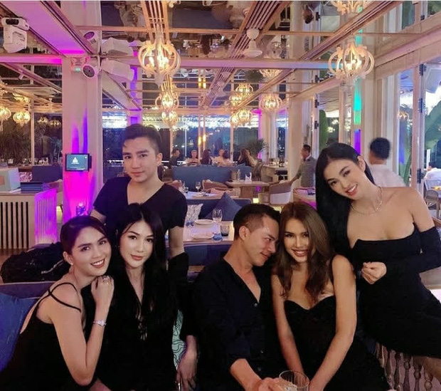 Nguyên tắc cuộc vui toàn 'mùi tiền' của hội bạn Ngọc Trinh: Hết tráo thẻ trả tiền, lì xì nghìn đô đến phạt 5 triệu/10 phút đi trễ - 9 Nguyên tắc cuộc vui toàn 'mùi tiền' của hội bạn Ngọc Trinh: Hết tráo thẻ trả tiền, lì xì nghìn đô đến phạt 5 triệu/10 phút đi trễ - 9