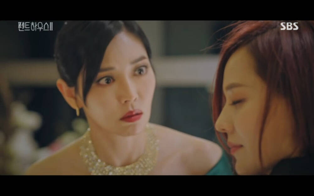 'Penthouse 2' tập 3: Bae Rona quỳ lạy để về phe 'cô giáo' Cheon Seo Jin, Ha Yoon Cheol cưỡng hôn vợ cũ - 2 'Penthouse 2' tập 3: Bae Rona quỳ lạy để về phe 'cô giáo' Cheon Seo Jin, Ha Yoon Cheol cưỡng hôn vợ cũ - 2