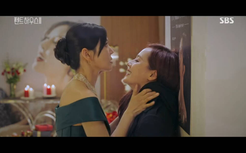 'Penthouse 2' tập 3: Bae Rona quỳ lạy để về phe 'cô giáo' Cheon Seo Jin, Ha Yoon Cheol cưỡng hôn vợ cũ - 8 'Penthouse 2' tập 3: Bae Rona quỳ lạy để về phe 'cô giáo' Cheon Seo Jin, Ha Yoon Cheol cưỡng hôn vợ cũ - 8