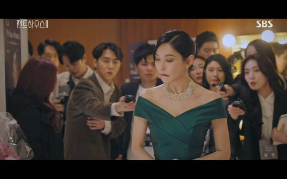 'Penthouse 2' tập 3: Bae Rona quỳ lạy để về phe 'cô giáo' Cheon Seo Jin, Ha Yoon Cheol cưỡng hôn vợ cũ - 9 'Penthouse 2' tập 3: Bae Rona quỳ lạy để về phe 'cô giáo' Cheon Seo Jin, Ha Yoon Cheol cưỡng hôn vợ cũ - 9