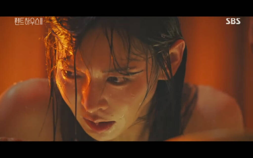 'Penthouse 2' tập 3: Bae Rona quỳ lạy để về phe 'cô giáo' Cheon Seo Jin, Ha Yoon Cheol cưỡng hôn vợ cũ - 12 'Penthouse 2' tập 3: Bae Rona quỳ lạy để về phe 'cô giáo' Cheon Seo Jin, Ha Yoon Cheol cưỡng hôn vợ cũ - 12