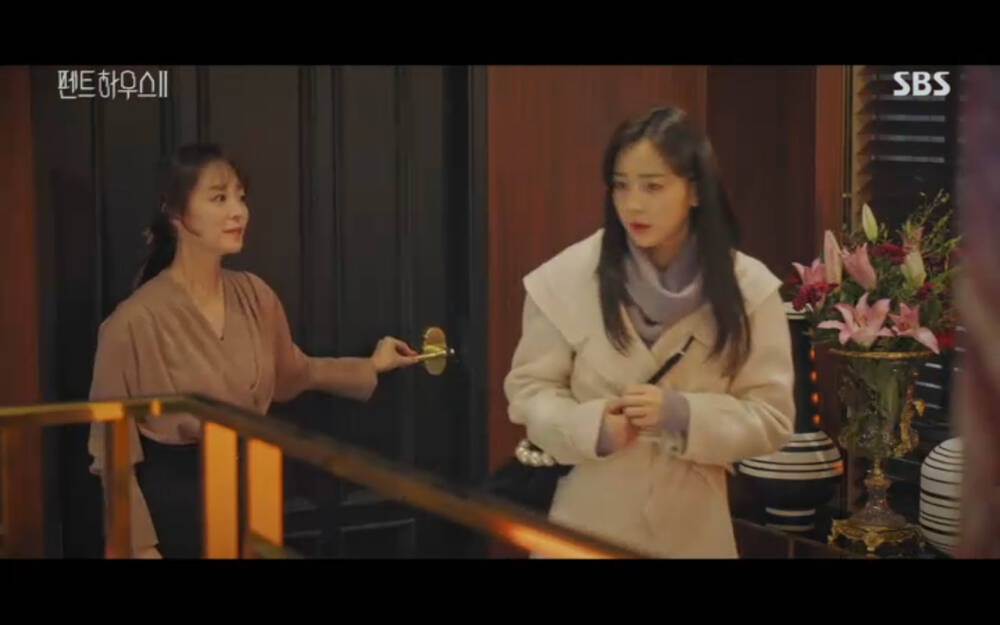 'Penthouse 2' tập 3: Bae Rona quỳ lạy để về phe 'cô giáo' Cheon Seo Jin, Ha Yoon Cheol cưỡng hôn vợ cũ - 13 'Penthouse 2' tập 3: Bae Rona quỳ lạy để về phe 'cô giáo' Cheon Seo Jin, Ha Yoon Cheol cưỡng hôn vợ cũ - 13