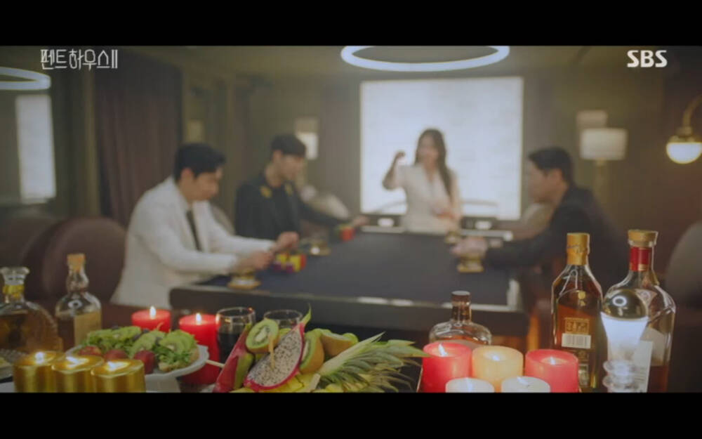 'Penthouse 2' tập 3: Bae Rona quỳ lạy để về phe 'cô giáo' Cheon Seo Jin, Ha Yoon Cheol cưỡng hôn vợ cũ - 22 'Penthouse 2' tập 3: Bae Rona quỳ lạy để về phe 'cô giáo' Cheon Seo Jin, Ha Yoon Cheol cưỡng hôn vợ cũ - 22