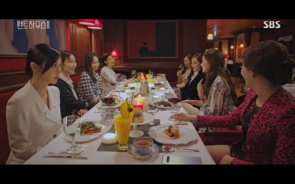 'Penthouse 2' tập 3: Bae Rona quỳ lạy để về phe 'cô giáo' Cheon Seo Jin, Ha Yoon Cheol cưỡng hôn vợ cũ - 23 'Penthouse 2' tập 3: Bae Rona quỳ lạy để về phe 'cô giáo' Cheon Seo Jin, Ha Yoon Cheol cưỡng hôn vợ cũ - 23